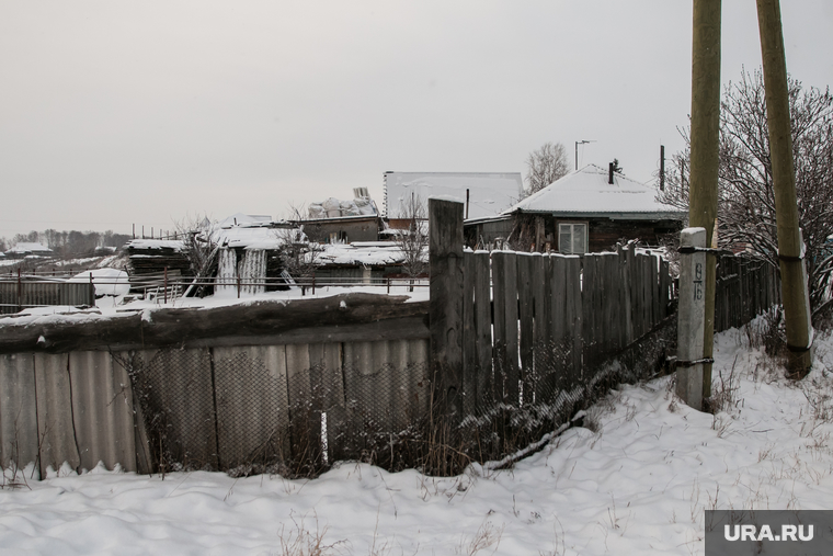 Разное. Курган, деревянный дом, зима, деревня, село, забор, окраина города, частный сектор