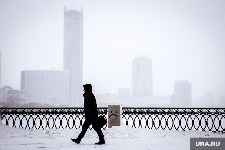 Виды Екатеринбурга, набережная исети, зима, грустный смайлик, туман
