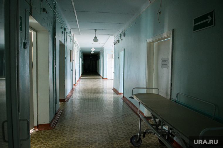 Центральная городская больница города Катав-Ивановск. Челябинская область, больничный коридор, больница, каталка больничная