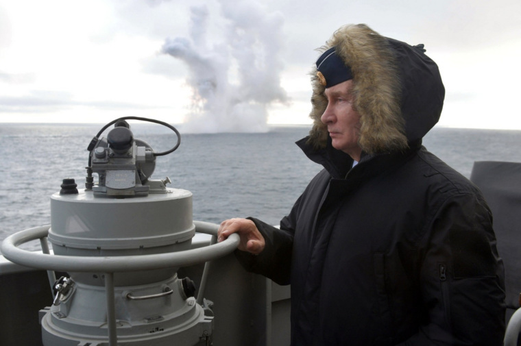 Владимир Путин на борту ракетного крейсера «Маршал Устинов» во время совместных учений Северного и Черноморского флотов
