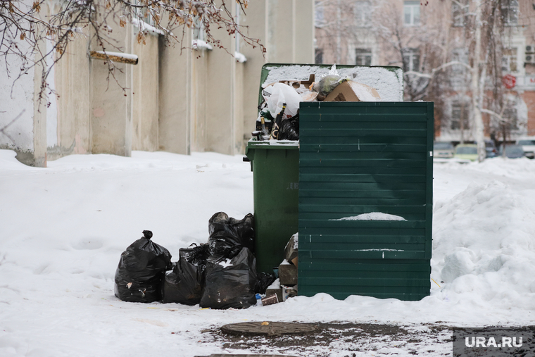 Виды города. Курган, мусор, мусор в мешках, помойка, контейнер для мусора