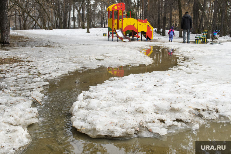 Парк Зеленая роща. Екатеринбург, снег, ручей, детская площадка, межсезонье, тает снег, весна