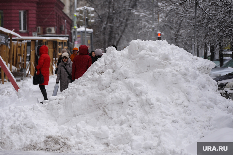 Дороги после снегопада. Челябинск, сугроб, снег в городе, пешеходы