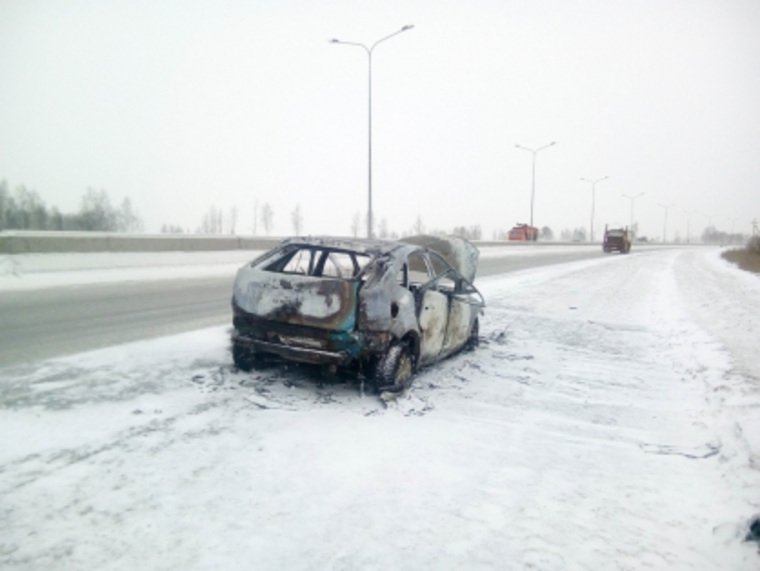Тело в сгоревшем автомобиле обнаружили спасатели