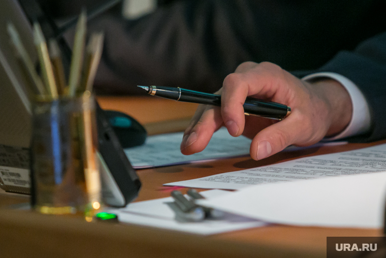 Заседание правительства Курганской области. Курган, ручка, рука, перо, рука алексея кокорина