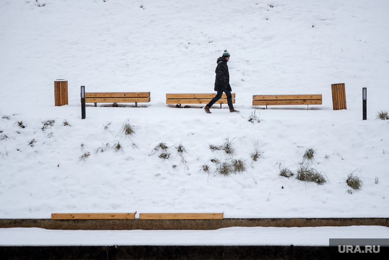 Снегопад в Екатеринбурге, снег, набережная, зима, прохожий, снегопад, стрелка бюро