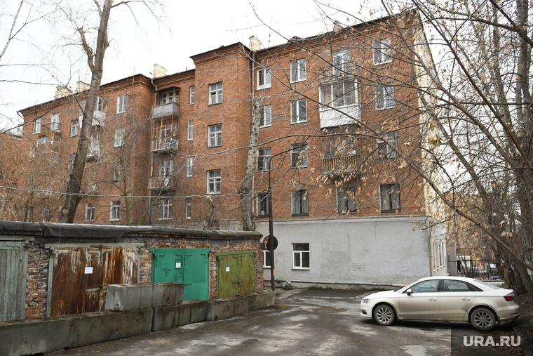 Гаражи возле дома на Карла Либкнехта, 40. Екатеринбург
