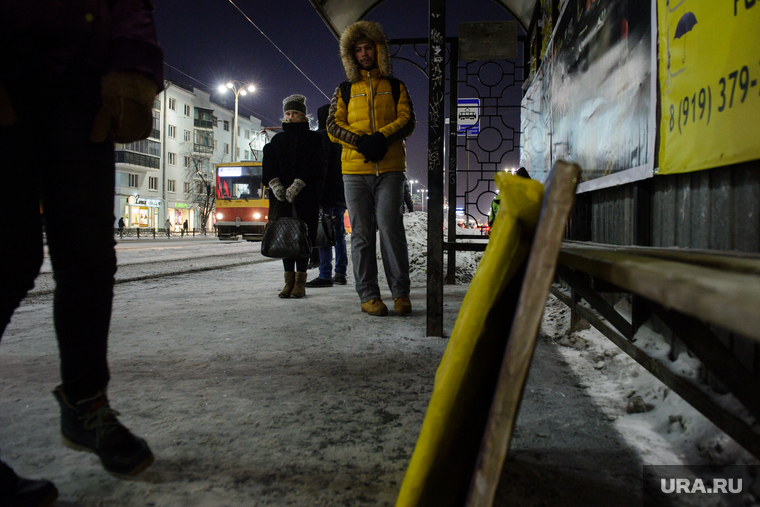 Екатеринбург в морозные дни, остановка, зима, проспект ленина, ожидание транспорта, трамвай
