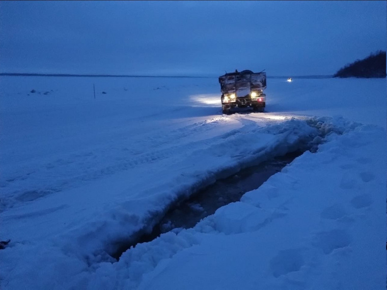 Несколько грузовиков застряли на неокрепшем льду