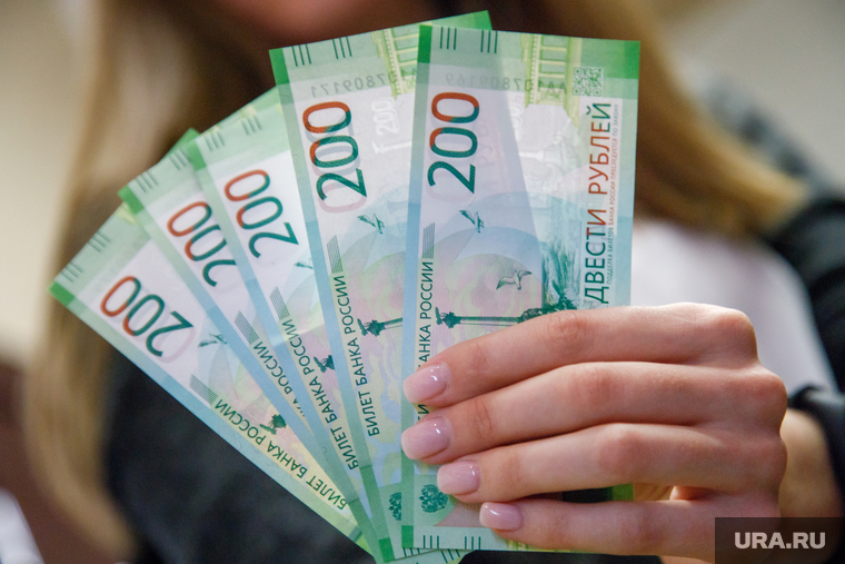 Презентация новых денежных банкнот номиналом 200 и 2000 рублей. Екатеринбург, пачка денег, новые деньги, банкноты, 200 рублей, рубли