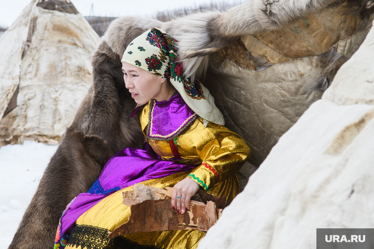 День оленевода в селе Аксарка, ЯНАО, ямал, девушка в национальном костюме, кмнс