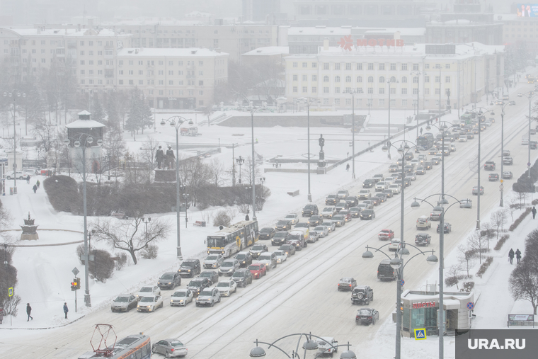 Виды Екатеринбурга, автомобильная пробка, снег в городе, плотинка, снежная погода