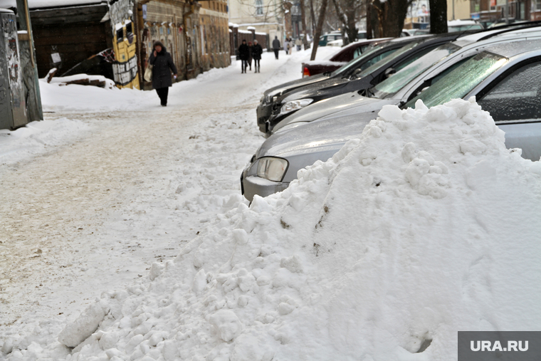 Снег на улицах (опять). Екатеринбург, сугробы в городе