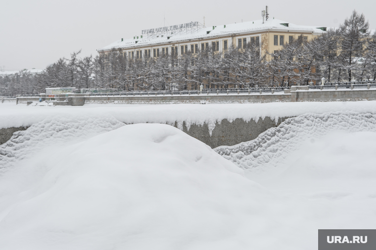 Снег на Плотинке в центре Екатеринбурга достигал высоты оградительных плит