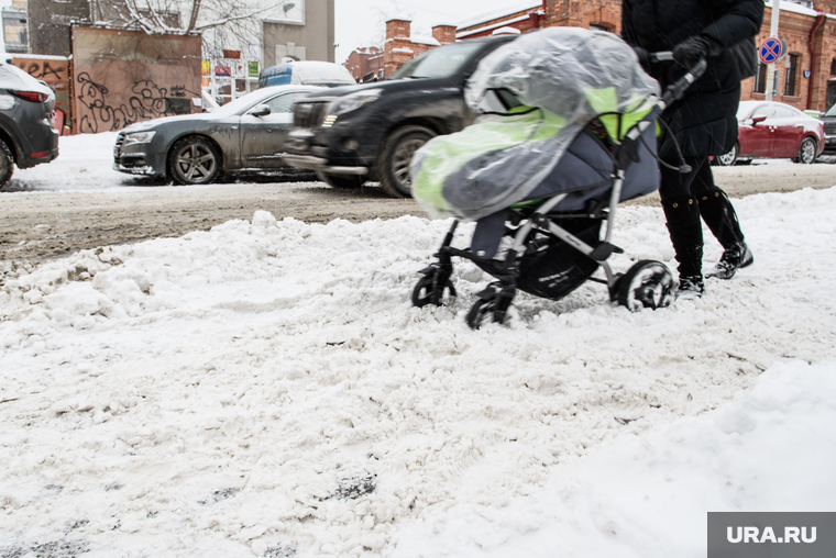 Колеса детской коляски застревали в снегу на улице Горького
