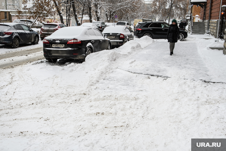 Снег у подъезда к зданию консульства США в Екатеринбурге не убрали, хотя тротуар удалось очистить