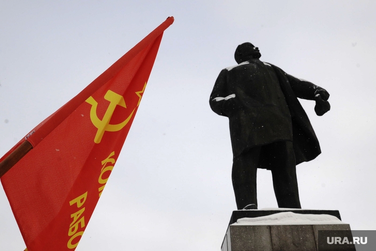 Митинг в честь памяти Владимира Ленина. Тюмень, памятник ленину, серп и молот, флаг