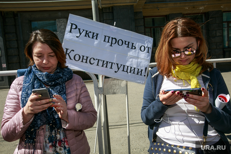 Митинг против закона о реновации Москвы. Москва, плакаты, оппозиция, руки прочь от конституции