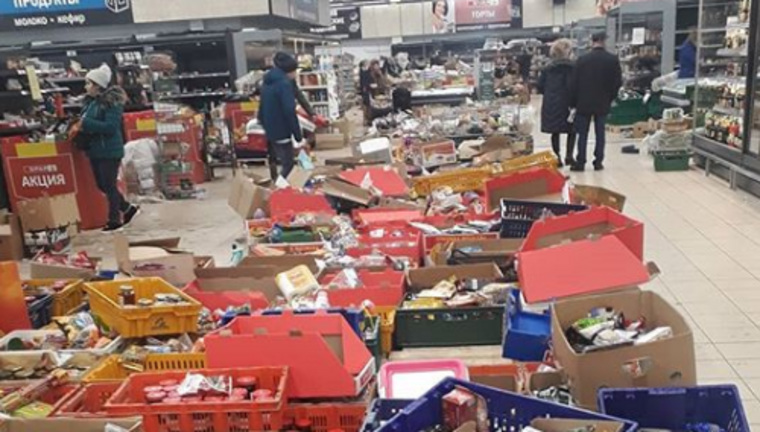 Полки в магазинах почти пустые, еда и коробки лежат на полу