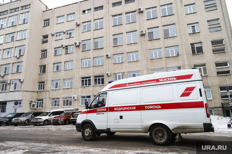 Виды города. Курган, областная больница, машина скорой помощи