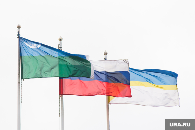Администрация. Осень. Нижневартовск, флаг хмао, флаг россии, флаг нижневартовска