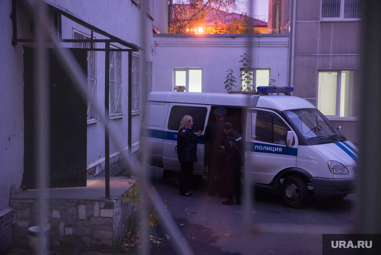 Суд над полицейскими ОВД Заречный в Ленинском районном суде. Екатеринбург, автозак, полицейская машина, полиция