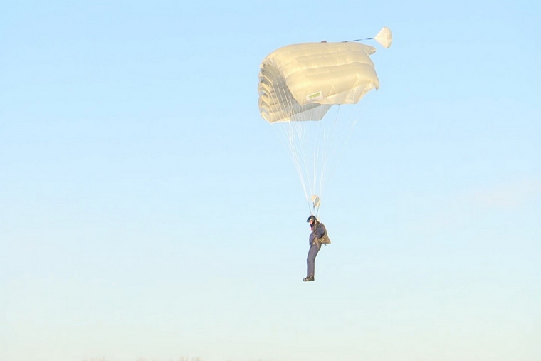 Космоспасатели прыгали с парашютами в 20-градусный мороз