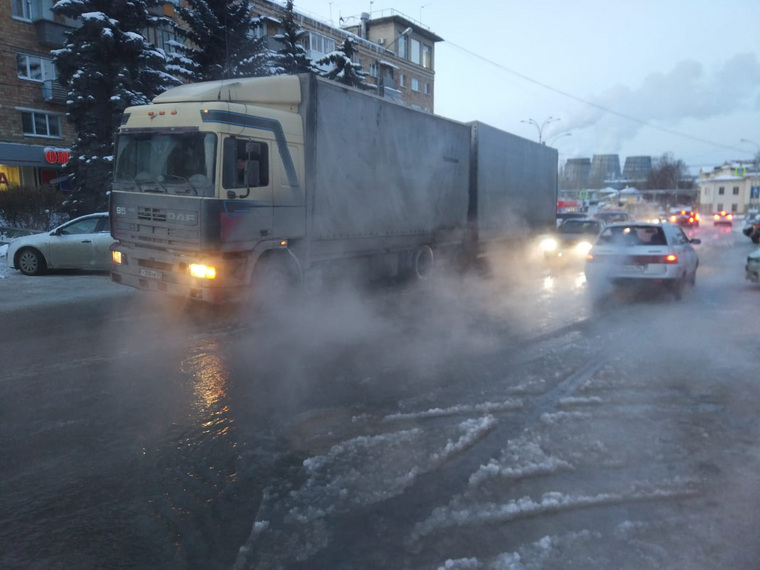 Улица Заводская залита водой