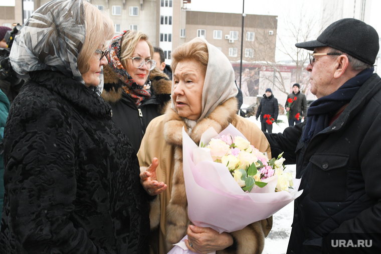 После возложения цветов Наина Ельцина несколько минут о чем-то говорила с Людмилой Бабушкиной