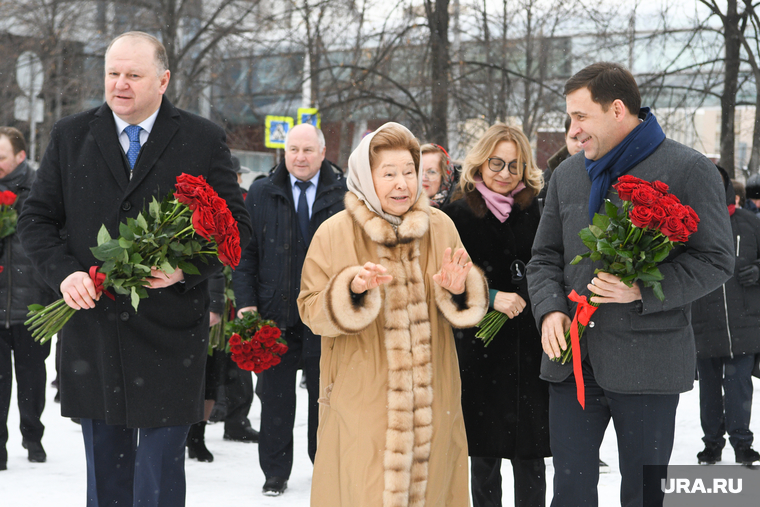 Семья Бориса Ельцина приехала к памятнику с небольшой задержкой