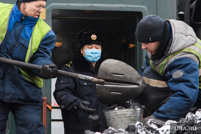 Встреча пекинского поезда до Москвы. Екатеринбург, китаец, маска на лицо