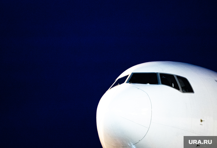 Флагманский самолет Boeing 777-300ER авиакомпании «AZUR air». Екатеринбург, воздушное судно, боинг, триколор, флаг россии, пассажирский самолет, самолет, авиаперевозки