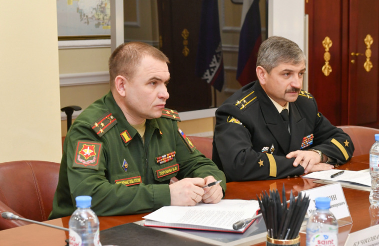 Михаил Торовин (слева) окончил Екатеринбургское артиллерийское училище и Уральскую юракадемию