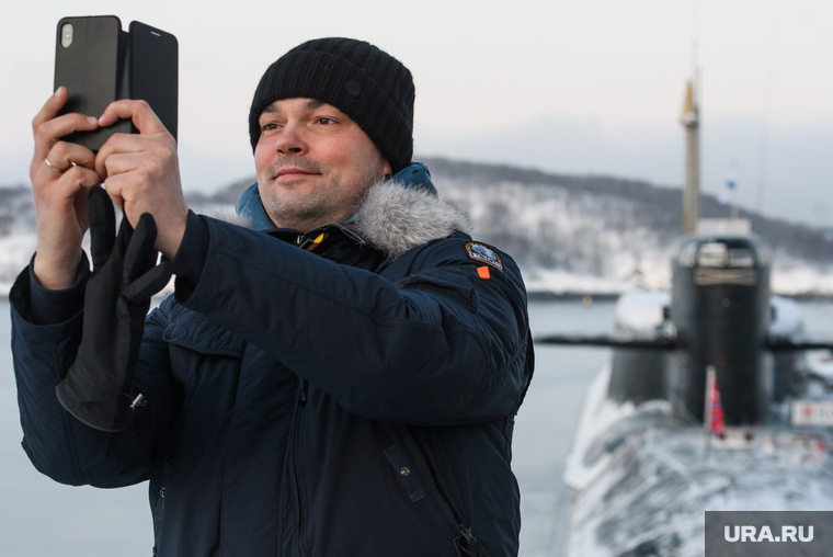 Генеральный директор «Газпромтрансгаз Екатеринбург» Алексей Крюков фотографируется на фоне «Новомосковска».