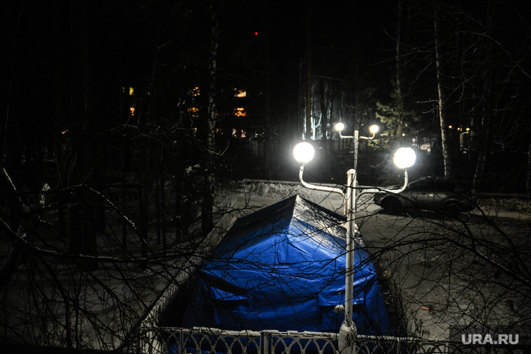 В этой палатке квартирует Росгвардия, охраняющая покой базы, где разместят эвакуированных