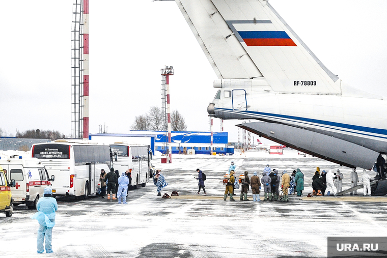 Высадка пассажиров из самолета Ил-76 военно-космических сил России прилетевшего из Китая. Тюмень, эпидемия, впп, рощино, ил-76, взлетно-посадочная полоса