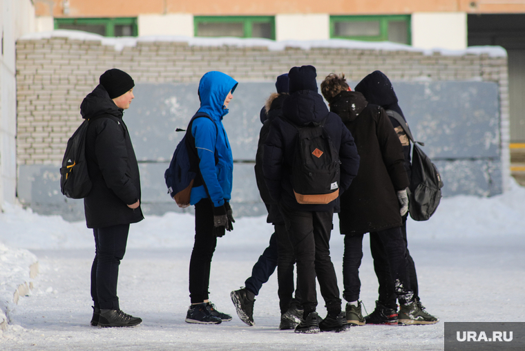 Отменяется школа сегодня. Фото школа занятие на открытом воздухе бегут ЯНАО. Школьник с портфелем лег лицом в снег. Росгвардия фото.