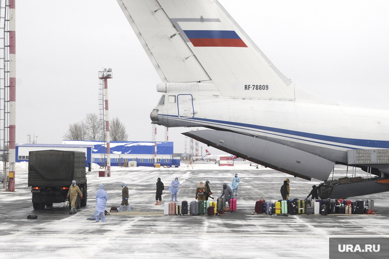 Высадка пассажиров из самолета Ил-76 военно-космических сил России прилетевшего из Китая. Тюмень, эпидемия, впп, рощино, ил-76, взлетно-посадочная полоса