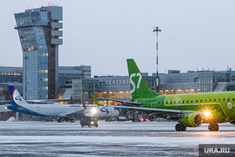 Аэропорт "Кольцово" во время снегопада. Екатеринбург, аэропорт кольцово, зима, впп, взлетно-посадочная полоса, авиакомпания s7, взлетное поле