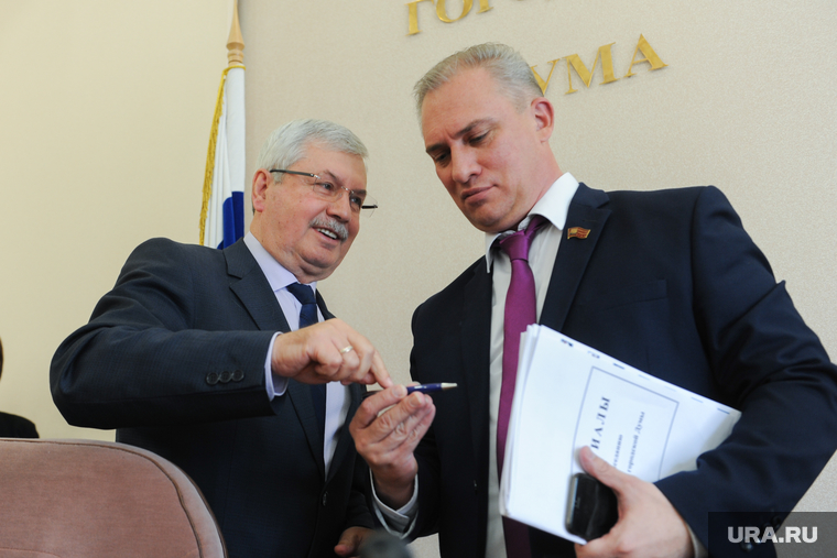 Владимир Мякуш дарит такую же ручку Андрею Шмидту (справа) в день его выборов спикером гордумы