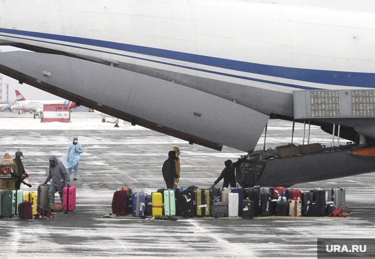 Высадка пассажиров из самолета Ил-76 военно-космических сил России прилетевшего из Китая. Тюмень, эпидемия, впп, рощино, ил-76, взлетно-посадочная полоса