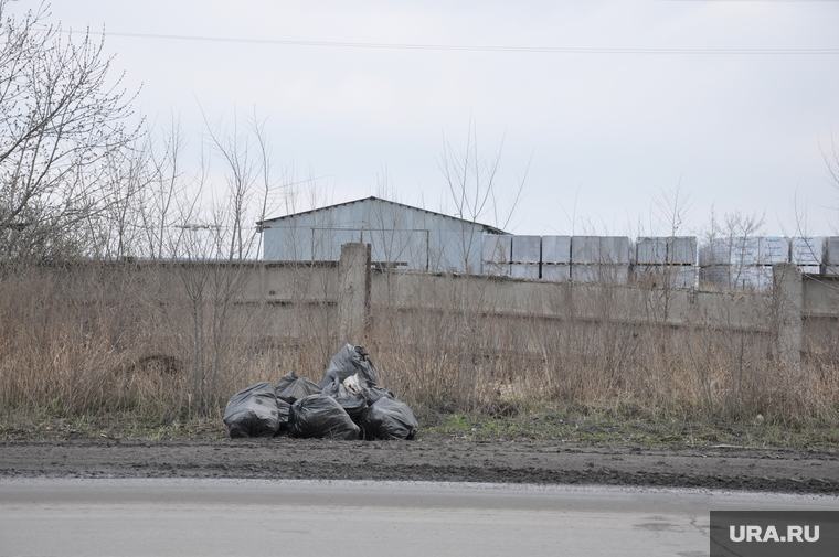 Мусор окраины Кургана. Апрель 2014 года, мешки с мусором, забор