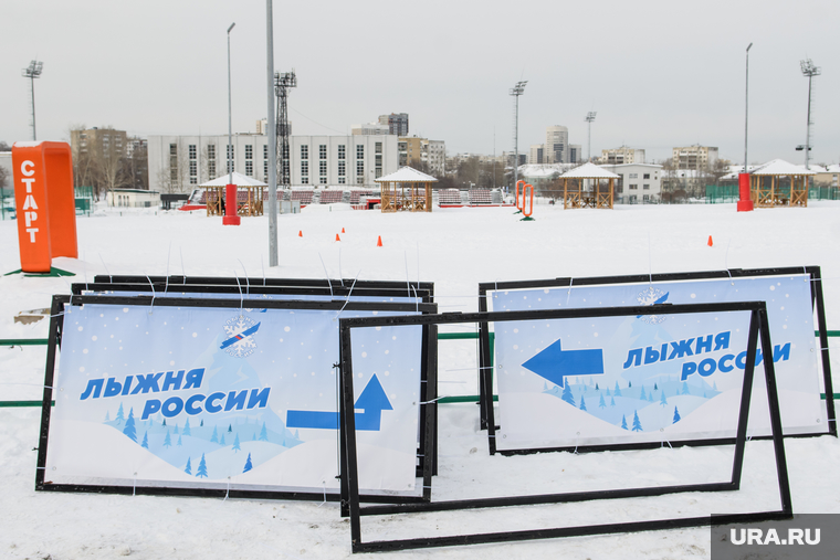 Прибытие автобусов с китайскими гражданами в санаторий "Бодрость". Екатеиринбург