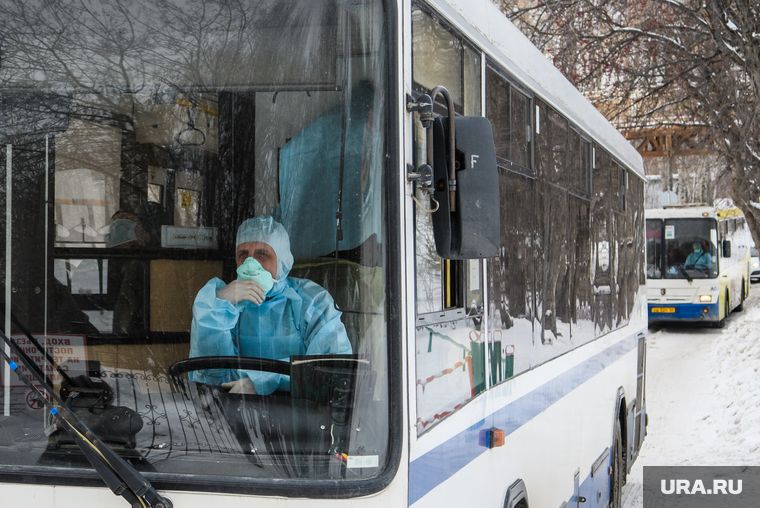 Прибытие автобусов с китайскими гражданами в санаторий "Бодрость". Екатеиринбург, водитель автобуса, здоровье, инфекция, защита органов дыхания, перевозка пассажиров, коронавирус