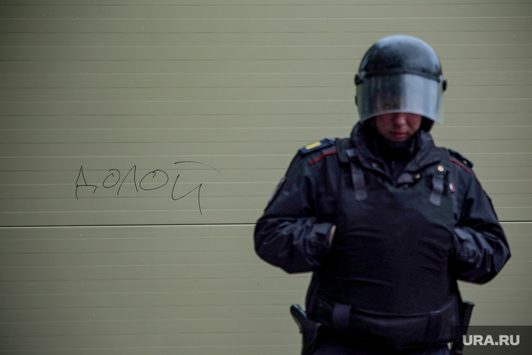 Четвертый день протестов против строительства храма Св. Екатерины в сквере у театра драмы.
Екатеринбург, долой, омон