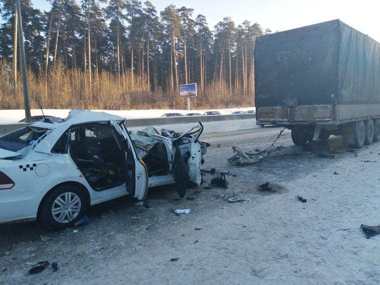 Авария произошла рано утром, погибли двое