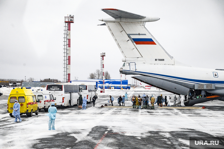 Высадка пассажиров из самолета Ил-76 военно-космических сил России прилетевшего из Китая. Тюмень, эпидемия, впп, рощино, ил-76, взлетно-посадочная полоса