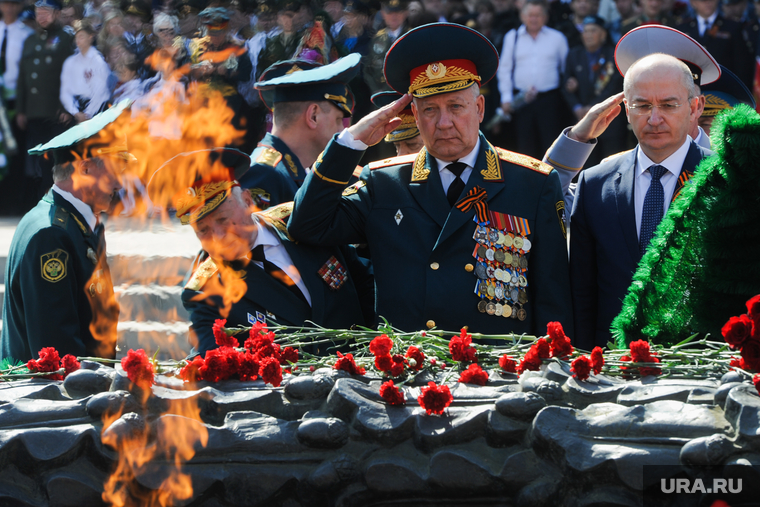 Аукцион проводит министерство Олега Климова (в центре), экс-начальника ГУ МЧС