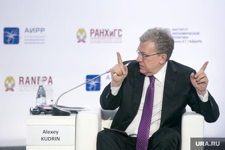 Гайдаровский форум - 2019. День второй. Москва, кудрин алексей, портрет, жест руками, указательный палец вверх