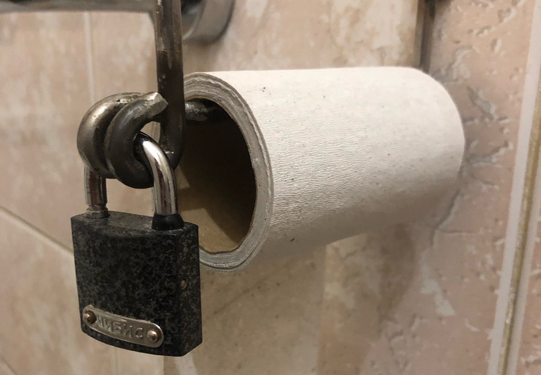 Навесной замок на держателе туалетной бумаги обнаружила обнаружила жительница Тобольска